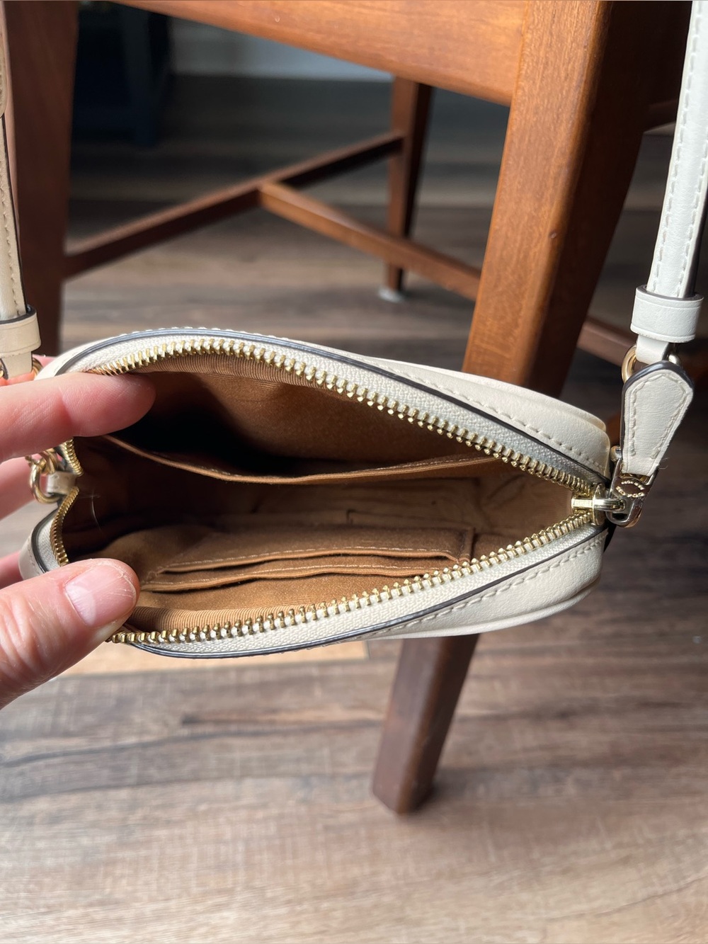 Coach Signature Chalk/khaki crossbody! Gold hardware! Super cute! - Picture 8 of 12